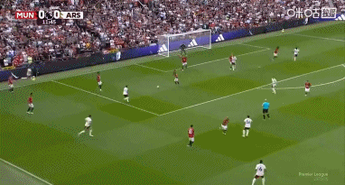 曼联上半场的角球丢球,来自B费禁区内传球被断 曼联上半场的角球丢球,来自B费禁区内传球被断