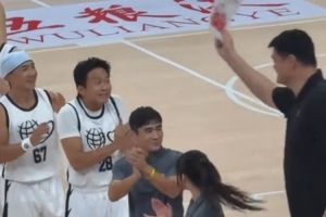 太可爱了!姚基金慈善赛姚明上场时拍了下邓超的小脑袋 相当开心 太可爱了!姚基金慈善赛姚明上场时拍了下邓超的小脑袋 相当开心