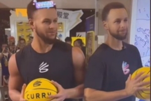 以假乱真!当库里看到自己的蜡像 也忍不住模仿起来 以假乱真!当库里看到自己的蜡像 也忍不住模仿起来