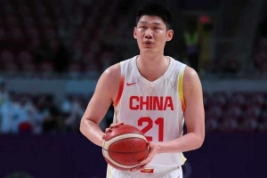 还是最稳的点！胡金秋半场5中5贡献12分&抢下4个前场板