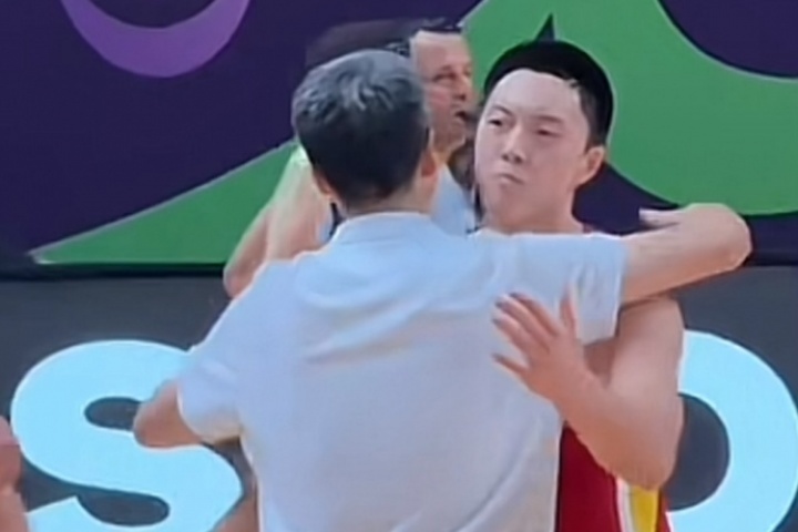 强度太大!胡明轩憾失绝杀 和郭士强拥抱时嘴唇已煞白&毫无血色 强度太大!胡明轩憾失绝杀 和郭士强拥抱时嘴唇已煞白&毫无血色