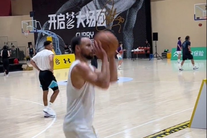 这就是历史第一射🔥库里中国行三分训练站在边线上27连中 这就是历史第一射🔥库里中国行三分训练站在边线上27连中