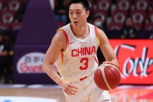 媒体人:胡明轩已经很出色了 我们让全世界重新认识中国篮球 媒体人:胡明轩已经很出色了 我们让全世界重新认识中国篮球