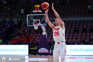 防守积极拼到犯满离场!朱俊龙出场15分钟2中1拿到2分2篮板 防守积极拼到犯满离场!朱俊龙出场15分钟2中1拿到2分2篮板