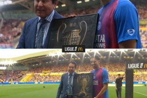 致敬欧冠冠军!法甲首轮开赛前,南特主席向巴黎赠送了特别的礼物 致敬欧冠冠军!法甲首轮开赛前,南特主席向巴黎赠送了特别的礼物
