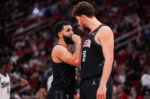 申京:范弗里特是了不起的领袖 他和乌度卡经常鞭策我 申京:范弗里特是了不起的领袖 他和乌度卡经常鞭策我