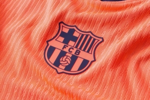 巴萨8月19日发布2025/26赛季第三球衣:亮橙色主色调搭配深海军蓝 巴萨8月19日发布2025/26赛季第三球衣:亮橙色主色调搭配深海军蓝