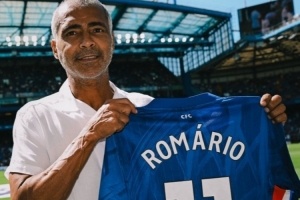 罗马里奥造访斯坦福桥并获赠11号球衣,切尔西官推:足球偶像! 罗马里奥造访斯坦福桥并获赠11号球衣,切尔西官推:足球偶像!