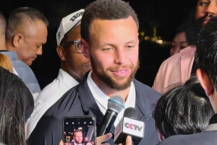 库里也是好起来了~ CCTV话筒现身库里中国行采访现场 库里也是好起来了~ CCTV话筒现身库里中国行采访现场