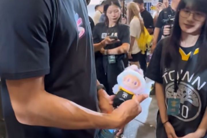 别人一娃难求你免费拿😂女球迷送库里定制版潮玩Labubu 别人一娃难求你免费拿😂女球迷送库里定制版潮玩Labubu