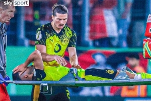 德天空:多特后卫扬-库托在德国杯中受伤,被担架抬下场 德天空:多特后卫扬-库托在德国杯中受伤,被担架抬下场