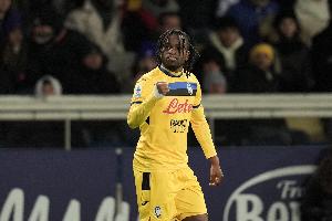 迪马:卢克曼返回意大利但是否归队成疑,亚特兰大可能处罚他 迪马:卢克曼返回意大利但是否归队成疑,亚特兰大可能处罚他