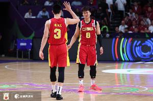 赵睿:我那个打板不进 你的撤步绝杀就进了 胡明轩:差一点点运气 赵睿:我那个打板不进 你的撤步绝杀就进了 胡明轩:差一点点运气