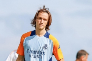 记者:皇马即将与霍安-马丁内斯续约,球员明天年满18岁 记者:皇马即将与霍安-马丁内斯续约,球员明天年满18岁