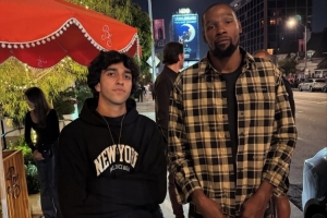 杜兰特与球迷合影&依旧气质独特 后面疑似乌度卡 杜兰特与球迷合影&依旧气质独特 后面疑似乌度卡