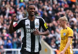 跟队记者:纽卡不会为凑数签下前锋,保留伊萨克是更好的选择 跟队记者:纽卡不会为凑数签下前锋,保留伊萨克是更好的选择