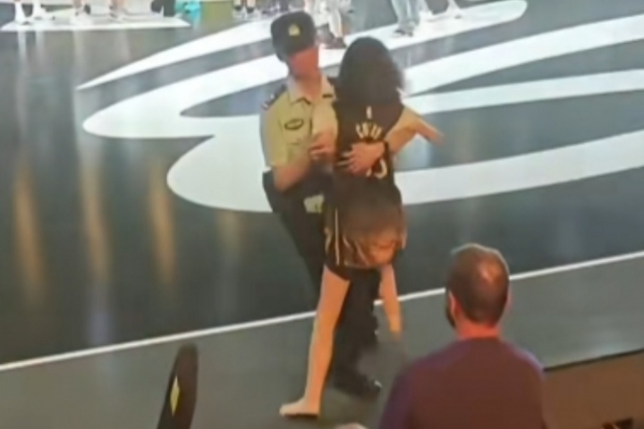 真疯狂!库里中国行重庆站:一女球迷赤脚试图冲进场被安保拦下来 真疯狂!库里中国行重庆站:一女球迷赤脚试图冲进场被安保拦下来