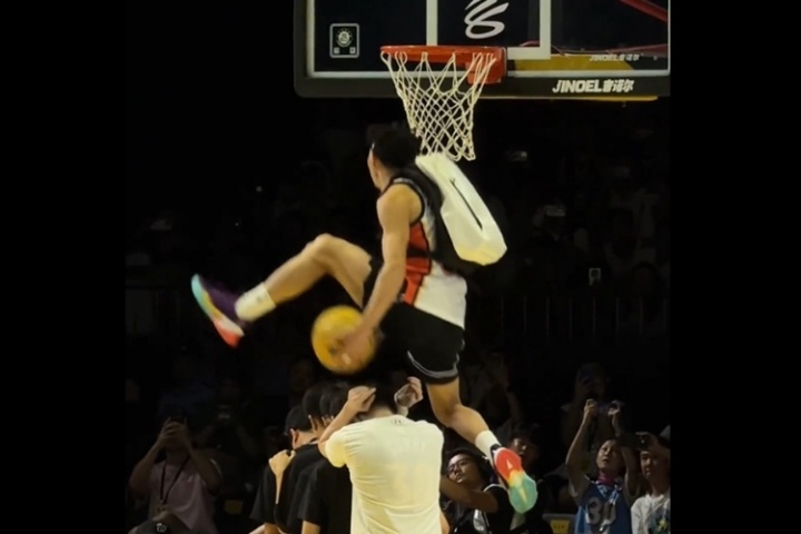 库里边看边学！陈登星背书包胯下换手飞扣多人