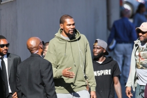 网友:我从未@KD却老被他回复 他需要帮助 KD:我好得很兄弟😁 网友:我从未@KD却老被他回复 他需要帮助 KD:我好得很兄弟😁