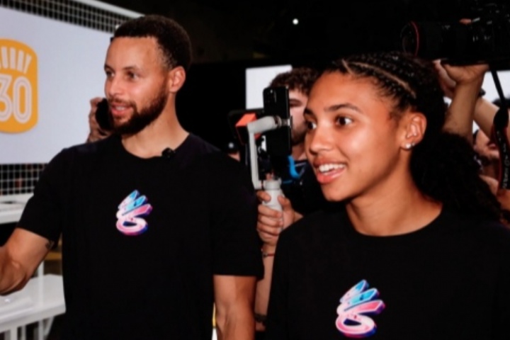 库嫂放心!佩奇女友跟库里中国行:很激动看到重庆的火热! 库嫂放心!佩奇女友跟库里中国行:很激动看到重庆的火热!