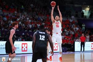 媒体人:王俊杰亚洲杯防守全面&低位进攻是亮点 持球水平仍需提高 媒体人:王俊杰亚洲杯防守全面&低位进攻是亮点 持球水平仍需提高