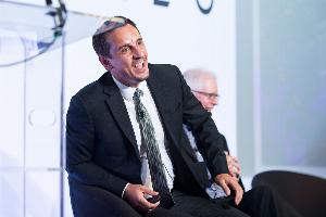 电讯报:内维尔以为没在直播,表示不想靠近利兹联支持者 电讯报:内维尔以为没在直播,表示不想靠近利兹联支持者