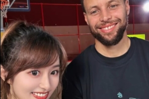 嘴角根本压不下来!美女主持王小七晒照:兄弟们 和库里自拍来了 嘴角根本压不下来!美女主持王小七晒照:兄弟们 和库里自拍来了