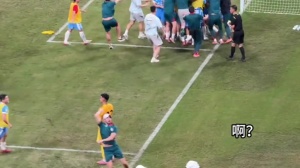 老队友!赛后刘殿座站在原地有些落寞,钟义浩跳起来抱刘殿座 老队友!赛后刘殿座站在原地有些落寞,钟义浩跳起来抱刘殿座