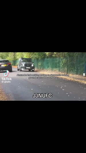 人人喊打😨一群纽卡小球迷追着伊萨克车骂“老鼠,滚出这里!” 人人喊打😨一群纽卡小球迷追着伊萨克车骂“老鼠,滚出这里!”