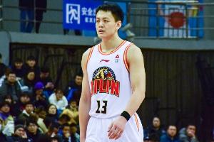 若辽篮和姜宇星签下顶薪 签约年限最短1年最长4年 薪水最高600万 若辽篮和姜宇星签下顶薪 签约年限最短1年最长4年 薪水最高600万