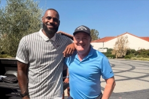 主持人摩根晒合影：非常荣幸见到詹姆斯 他其实是个极为友善的人