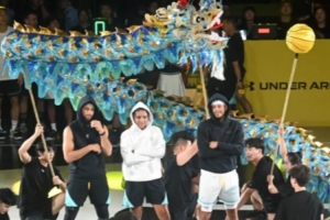 中国元素拉满!库里一行伴着舞龙震撼出场 这波打多少分 中国元素拉满!库里一行伴着舞龙震撼出场 这波打多少分