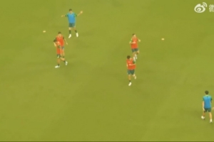 记者:国安派出双外援的轮换阵容 法比奥赛前召集球队作动员 记者:国安派出双外援的轮换阵容 法比奥赛前召集球队作动员