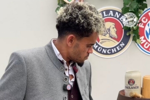 拜仁晒迪亚斯身穿当地传统服饰视频:非常适合你! 拜仁晒迪亚斯身穿当地传统服饰视频:非常适合你!