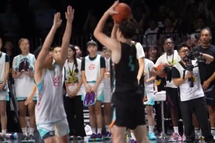 用你的武器杀死你!AUBL队三分压哨绝杀库里队! 用你的武器杀死你!AUBL队三分压哨绝杀库里队!