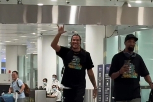 落地就宠粉!戈登抵达中国正式开启亚洲行 明天见~ 落地就宠粉!戈登抵达中国正式开启亚洲行 明天见~