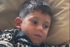 踢球的大哥哥！马斯坦托诺将自己的河床球衣送给了巴尔韦德儿子