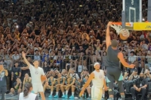 每日一扣!库里接弟弟赛斯传球 两次尝试后将球摁进篮筐 每日一扣!库里接弟弟赛斯传球 两次尝试后将球摁进篮筐