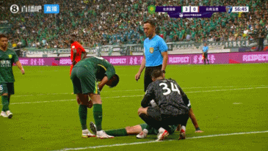 愿无恙!吴少聪无对抗情况下倒地示意受伤,随后被冯博轩换下 愿无恙!吴少聪无对抗情况下倒地示意受伤,随后被冯博轩换下