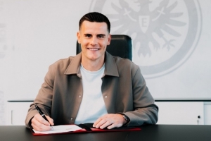 官方:法兰克福签下不莱梅门将泽特尔 据悉转会费500万欧 官方:法兰克福签下不莱梅门将泽特尔 据悉转会费500万欧