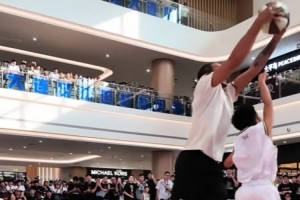 叔叔要背打了哦~阿隆-戈登中国行和小球员单挑 双手抓帽+背打暴扣 叔叔要背打了哦~阿隆-戈登中国行和小球员单挑 双手抓帽+背打暴扣