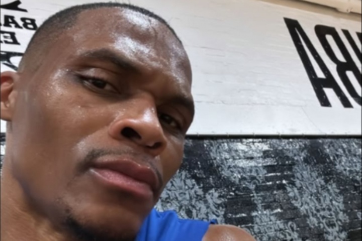 积极备战!威少社交媒体晒出训练后大汗照 表情桀骜! 积极备战!威少社交媒体晒出训练后大汗照 表情桀骜!