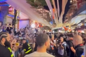 深夜炸街!库里造访重庆八一路好吃街 街道两边挤满了球迷 深夜炸街!库里造访重庆八一路好吃街 街道两边挤满了球迷