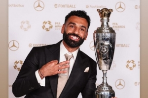 祝贺老队友!阿诺德社媒晒萨拉赫与PFA最佳奖杯合照:历史级 祝贺老队友!阿诺德社媒晒萨拉赫与PFA最佳奖杯合照:历史级