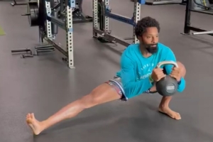 上点难度!丁威迪休赛期力量训练 拿着壶铃左右两侧下蹲拉伸 上点难度!丁威迪休赛期力量训练 拿着壶铃左右两侧下蹲拉伸