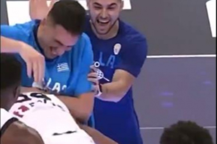 有仇报仇!字母哥被队友围圈“暴打”😂被掌掴队友打得格外开心 有仇报仇!字母哥被队友围圈“暴打”😂被掌掴队友打得格外开心