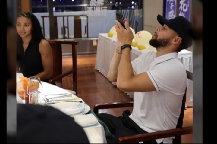 重庆市委&市政府为库里制作23道精美川菜!库里喜欢喝汤&吃辣子鸡 重庆市委&市政府为库里制作23道精美川菜!库里喜欢喝汤&吃辣子鸡