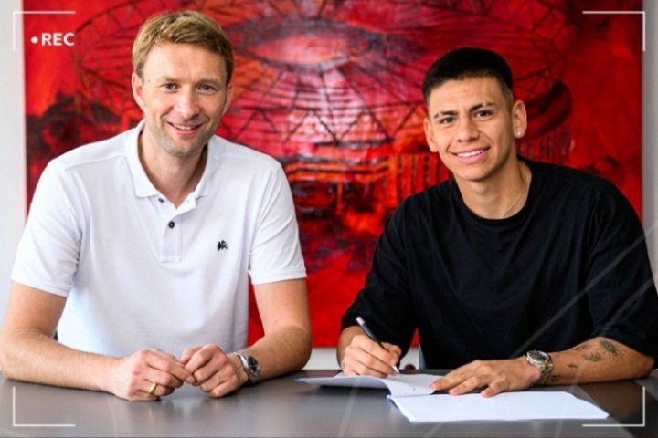 截胡多特!官方:曼城小将埃切维里租借加盟勒沃库森,无买断条款 截胡多特!官方:曼城小将埃切维里租借加盟勒沃库森,无买断条款