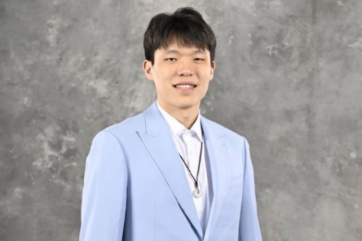 加油!杨瀚森更新微博头像 从小丑约基奇换成了西装杨瀚森 加油!杨瀚森更新微博头像 从小丑约基奇换成了西装杨瀚森