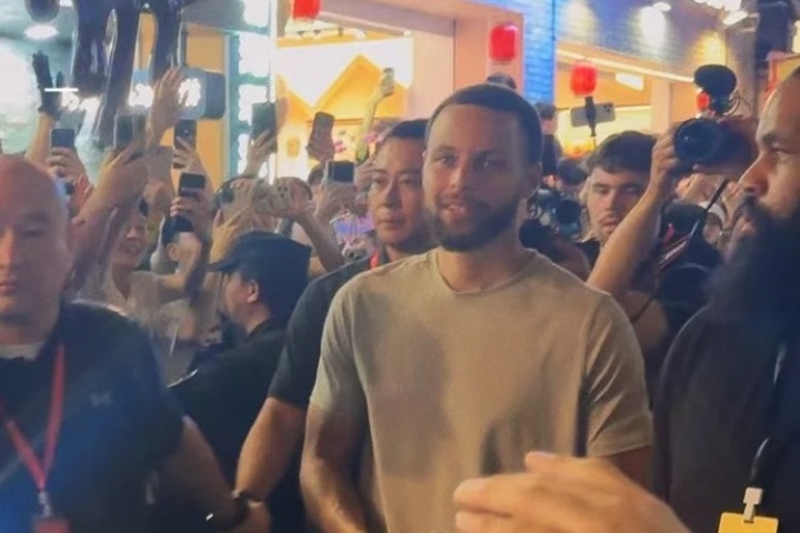 这人气!库里现身重庆景点十八梯 大批球迷聚集高喊MVP 这人气!库里现身重庆景点十八梯 大批球迷聚集高喊MVP